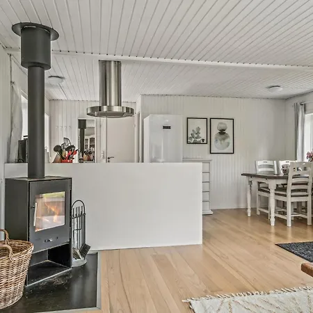 Holiday home Stunning In With Kitchen *
